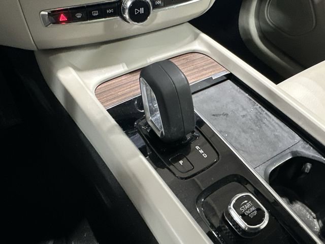Used 2022 Volvo XC60 B5 Momentum image 26