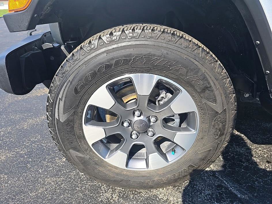 Used 2022 Jeep Wrangler Unlimited Sahara w/ Dual Top Group image 40