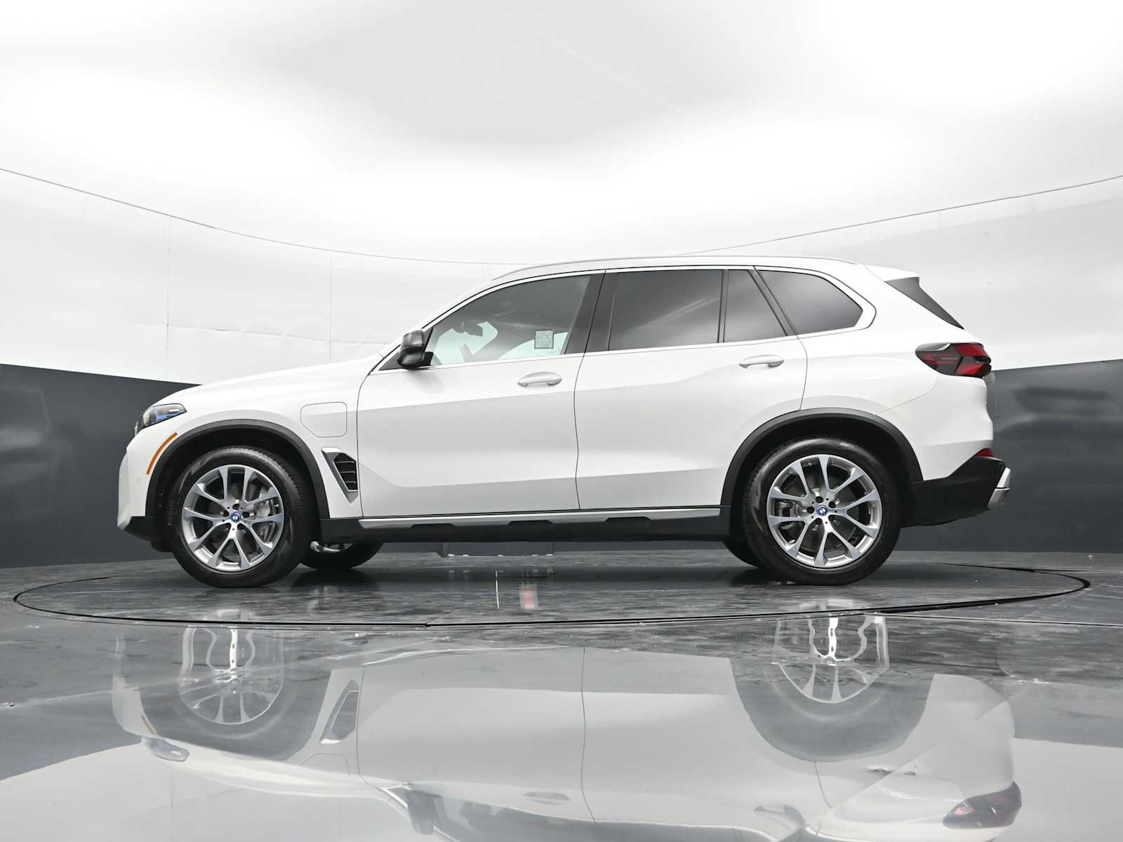 Used 2025 BMW X5 xDrive50e w/ Executive Package AWD/4WD image 32