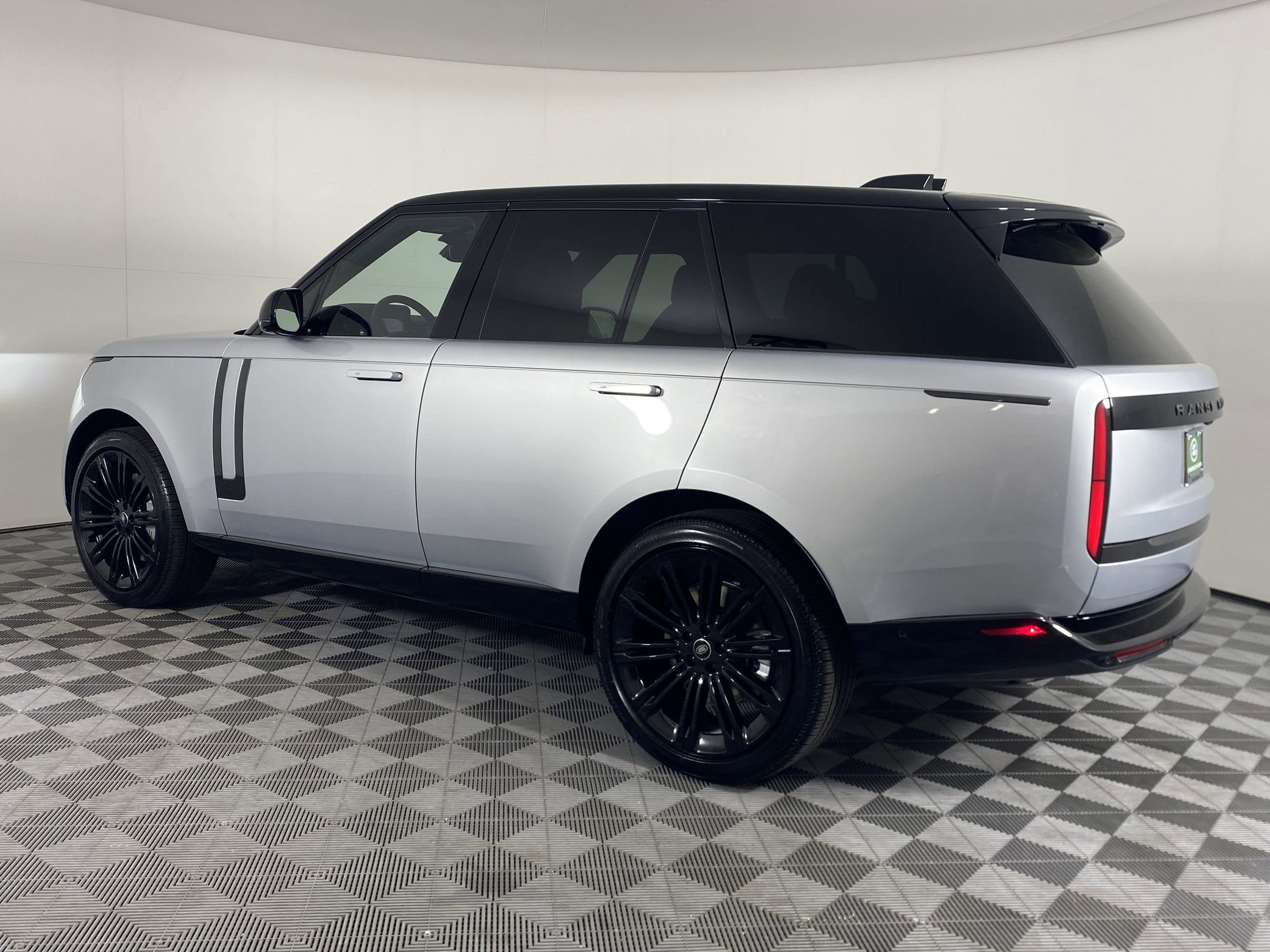New 2025 Land Rover Range Rover SE image 3