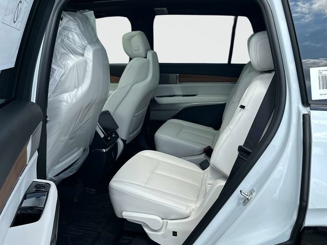 New 2027 Cadillac Vistiq Sport w/ LPO, Floor Liner Package AWD/4WD image 11