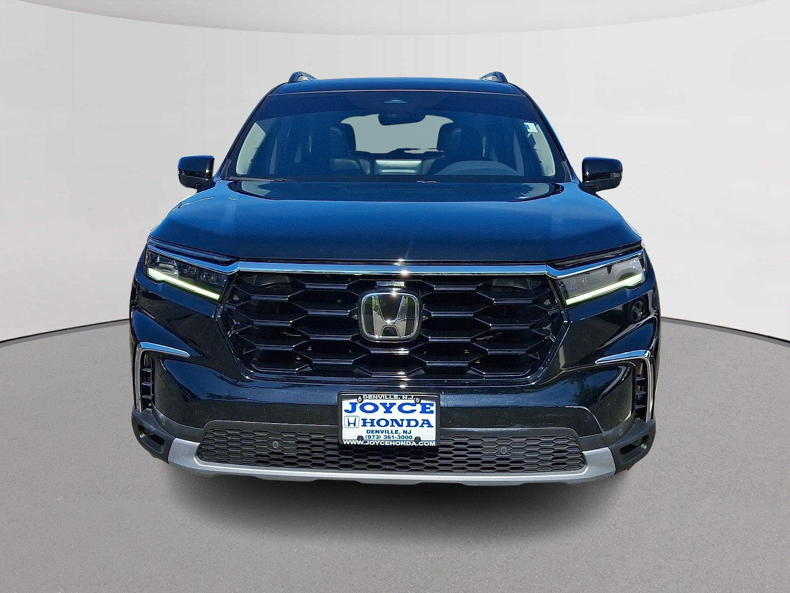 Certified 2025 Honda Pilot Touring image 3