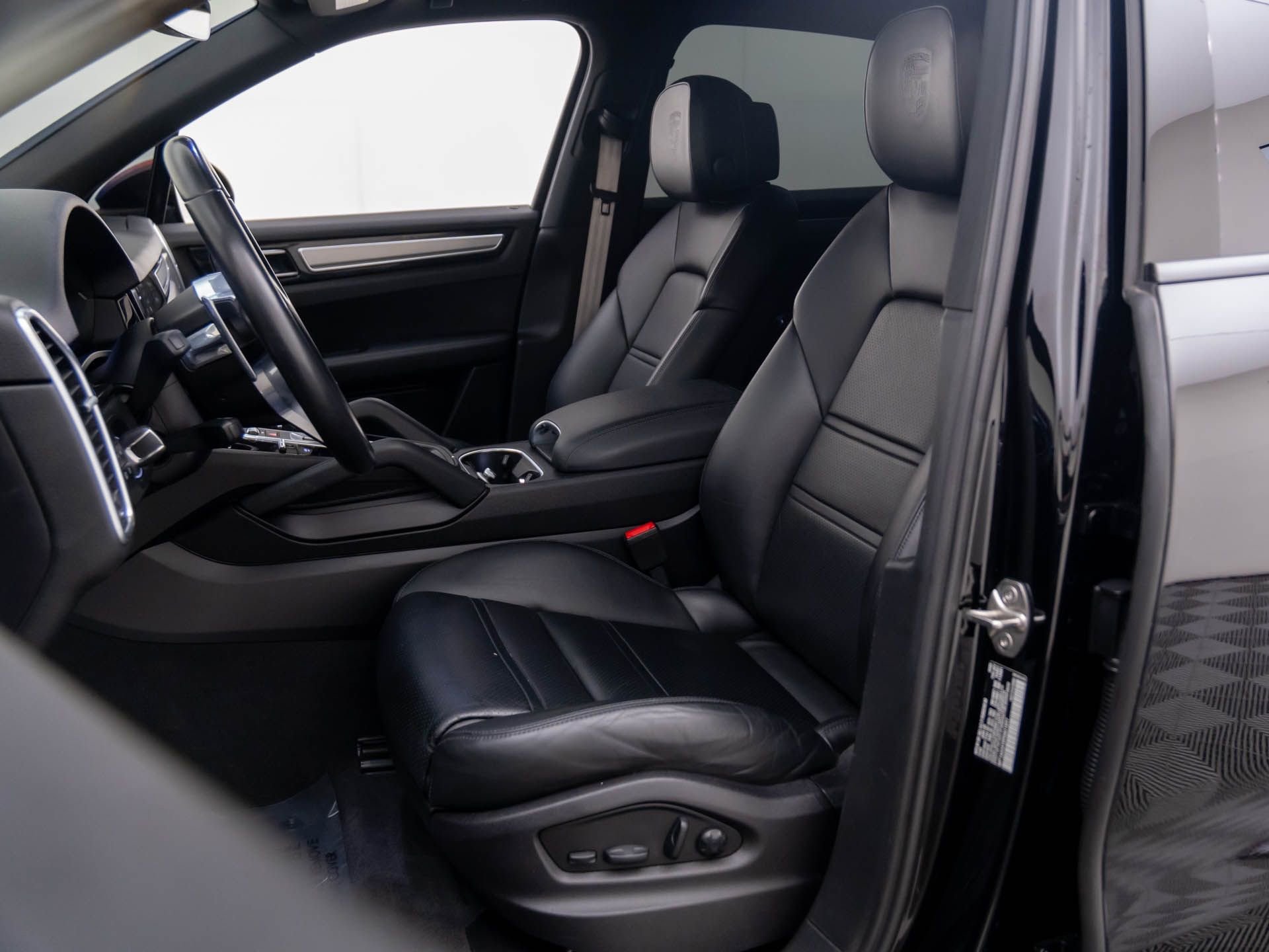 Certified 2023 Porsche Cayenne Platinum Edition image 5