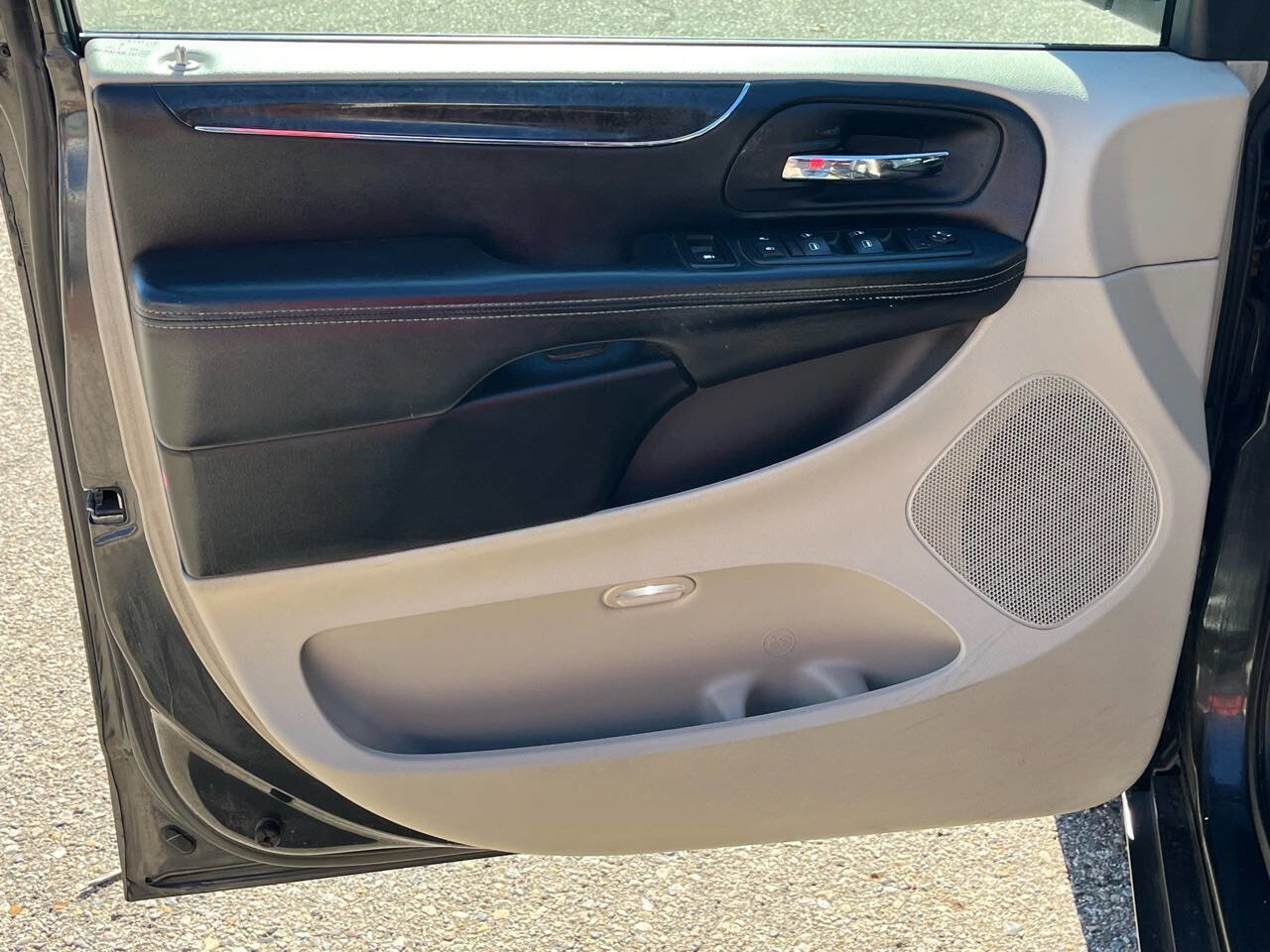 Used 2011 Chrysler Town & Country Touring-L image 15