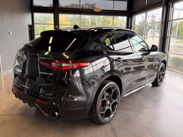 Used 2022 Alfa Romeo Stelvio Veloce AWD/4WD image 5