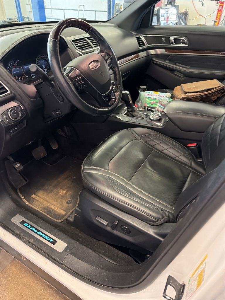 Used 2019 Ford Explorer Platinum AWD/4WD image 3