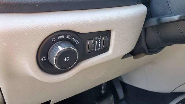 Certified 2023 Chrysler Pacifica Touring-L AWD/4WD image 9