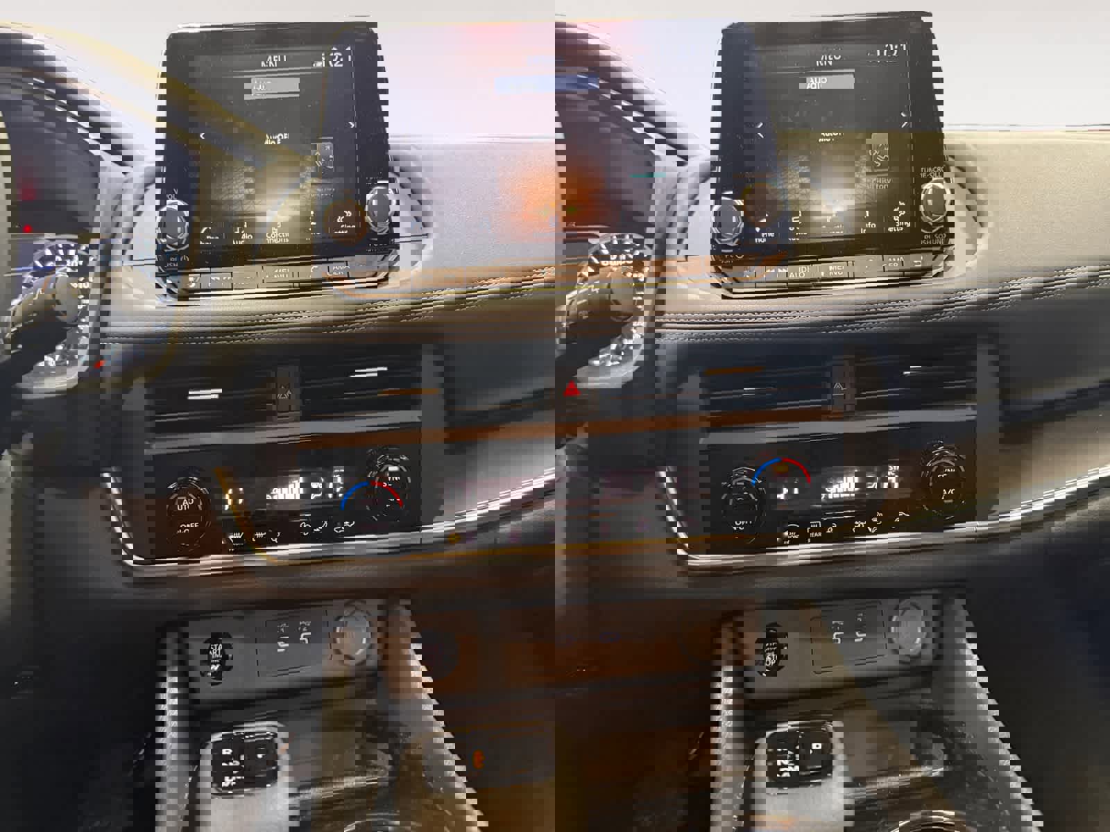 Used 2025 Nissan Rogue SV image 12