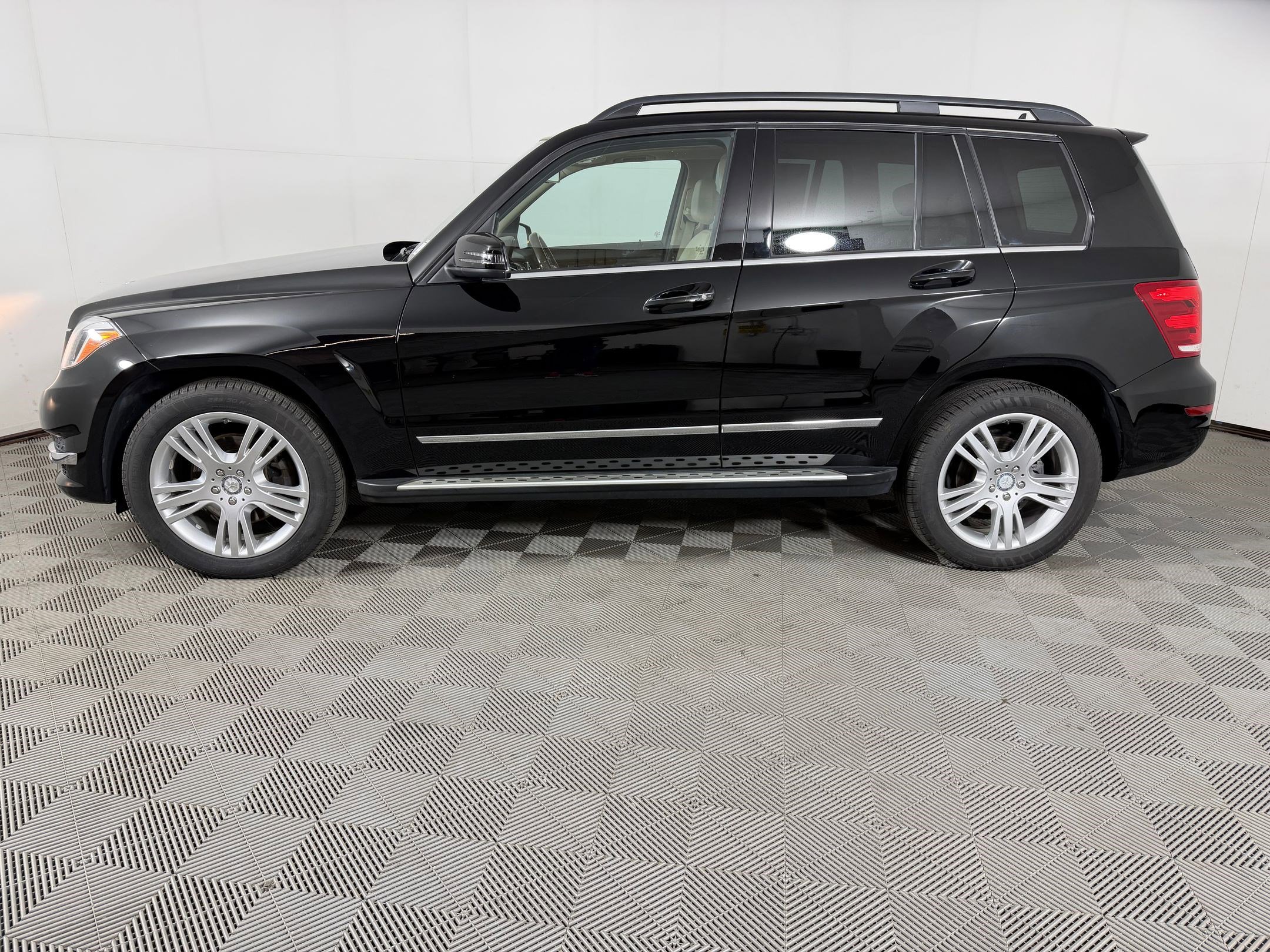 Used 2015 Mercedes-Benz GLK 350 4MATIC image 2