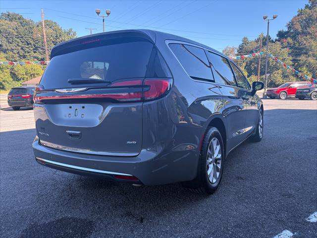 Certified 2025 Chrysler Pacifica Select AWD/4WD image 8