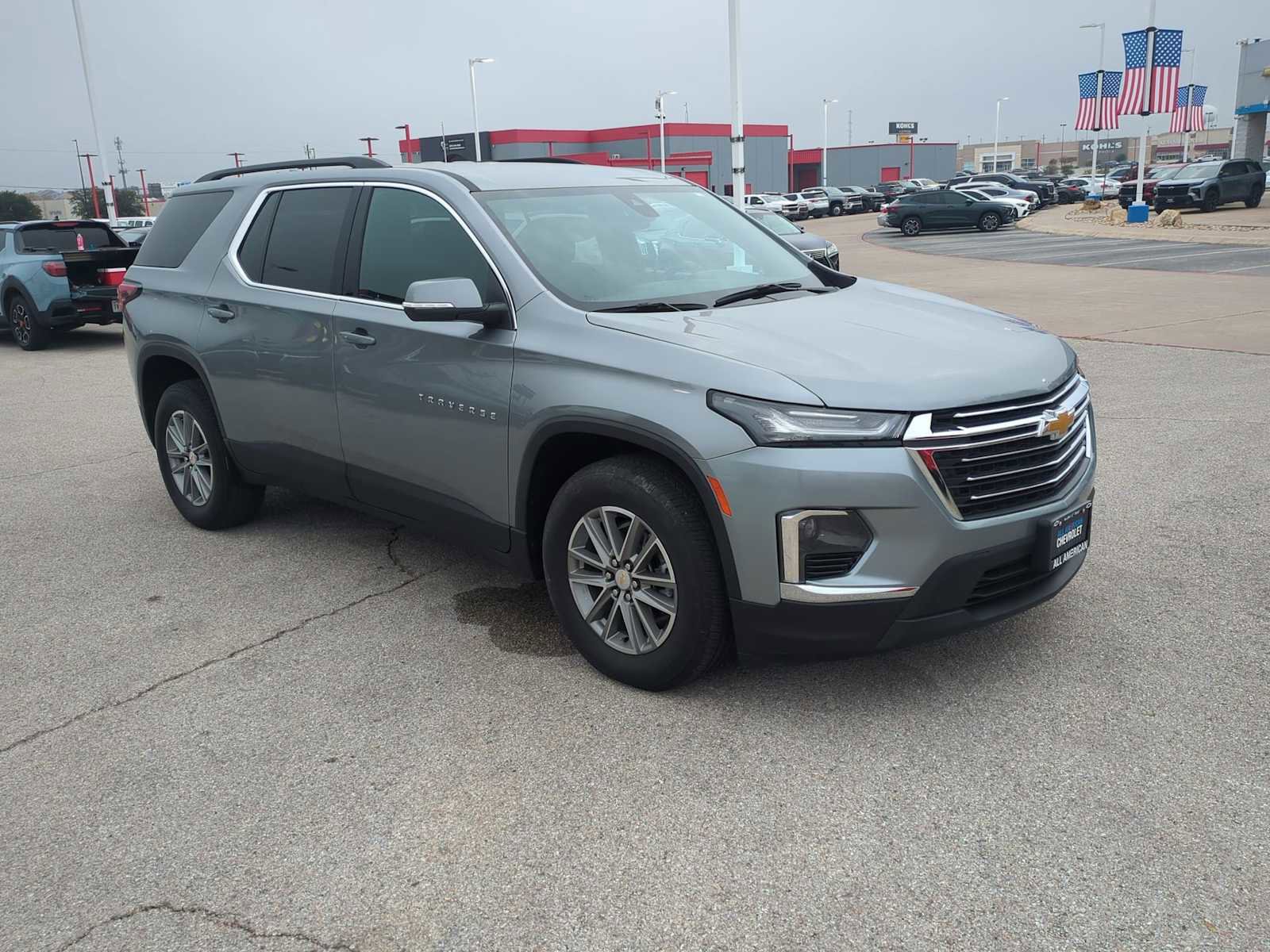 Used 2024 Chevrolet Traverse LT image 2