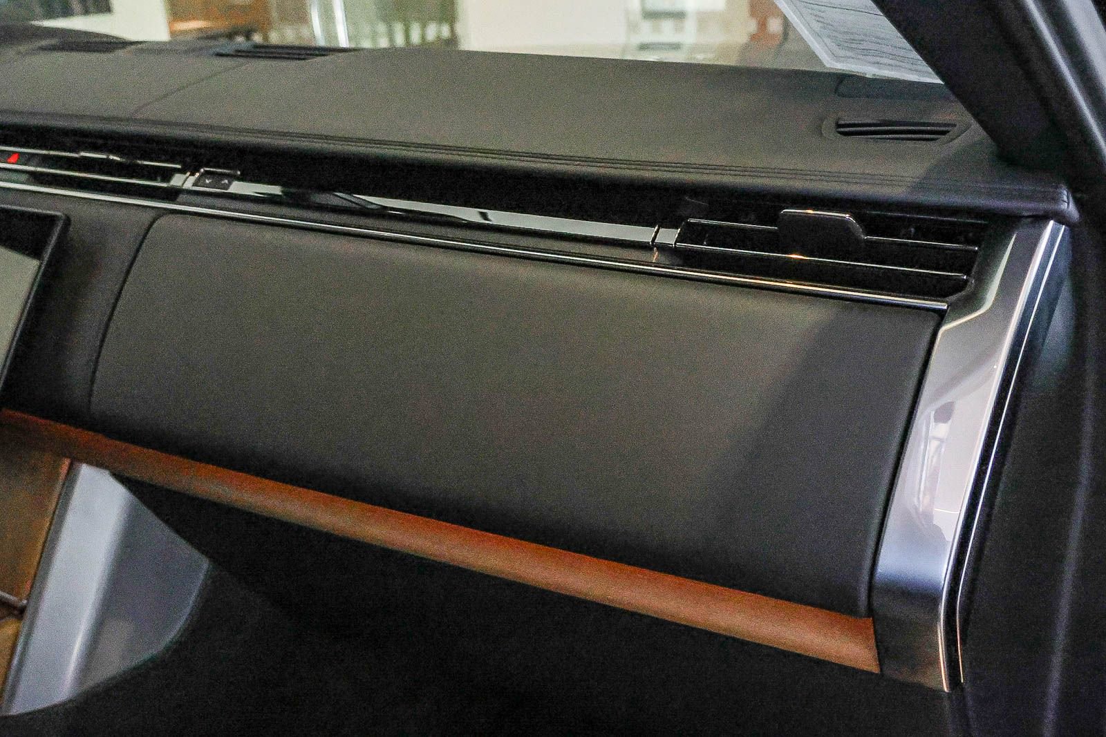 Used 2024 Land Rover Range Rover SV image 17