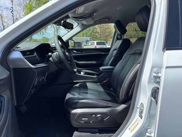 Used 2023 Jeep Grand Cherokee L Limited AWD/4WD image 3