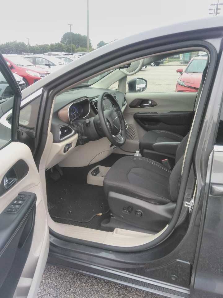 Used 2023 Chrysler Voyager LX FWD image 2
