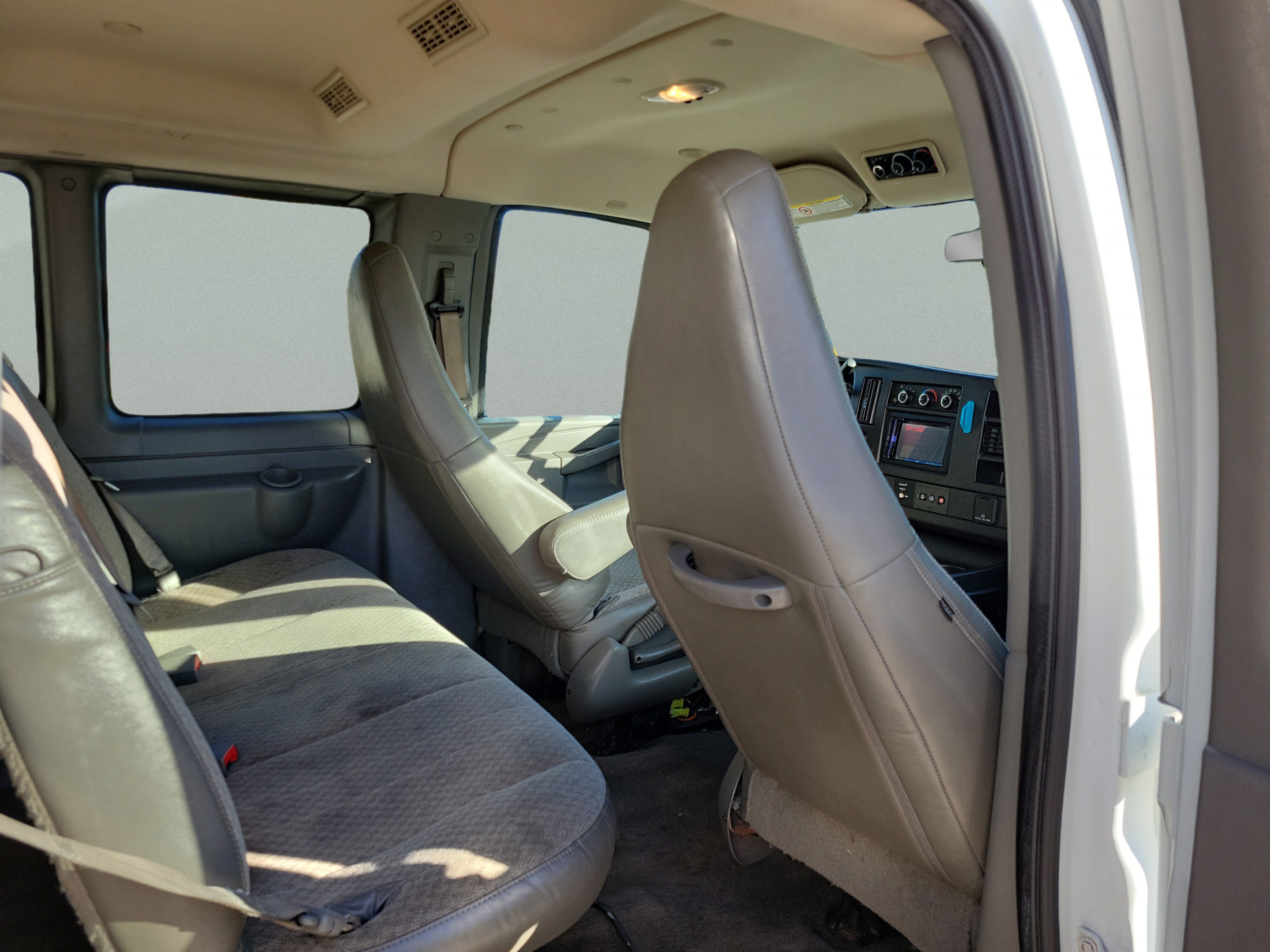 Used 2018 Chevrolet Express 3500 LT w/ LT Preferred Equipment Group RWD image 21