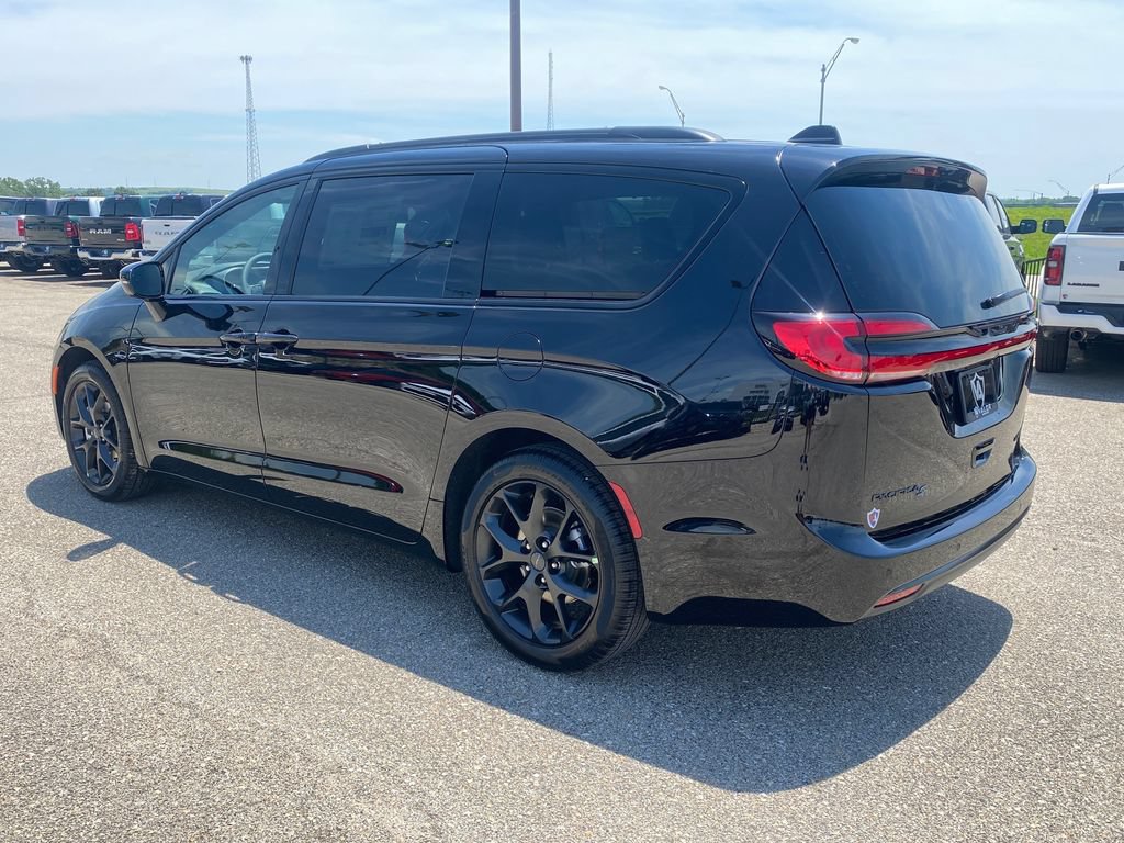 New 2027 Chrysler Pacifica Limited w/ S Appearance Package FWD image 4
