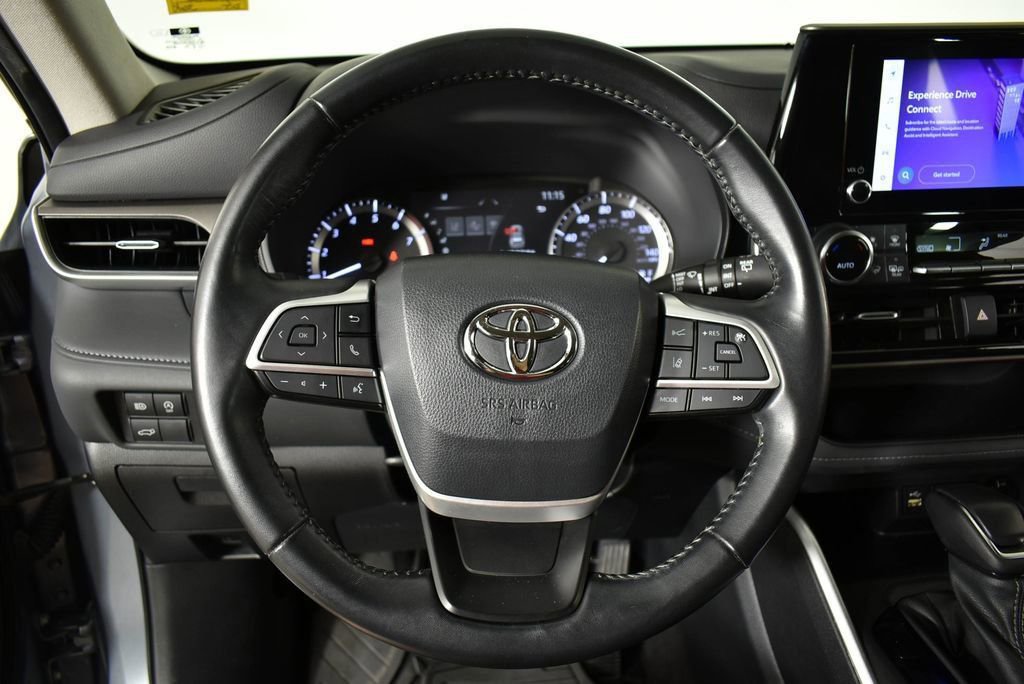 Used 2023 Toyota Highlander LE image 33