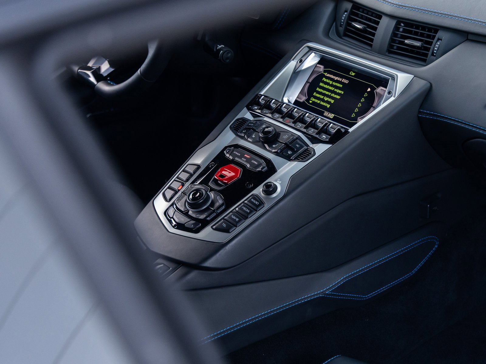 Used 2018 Lamborghini Aventador S image 37