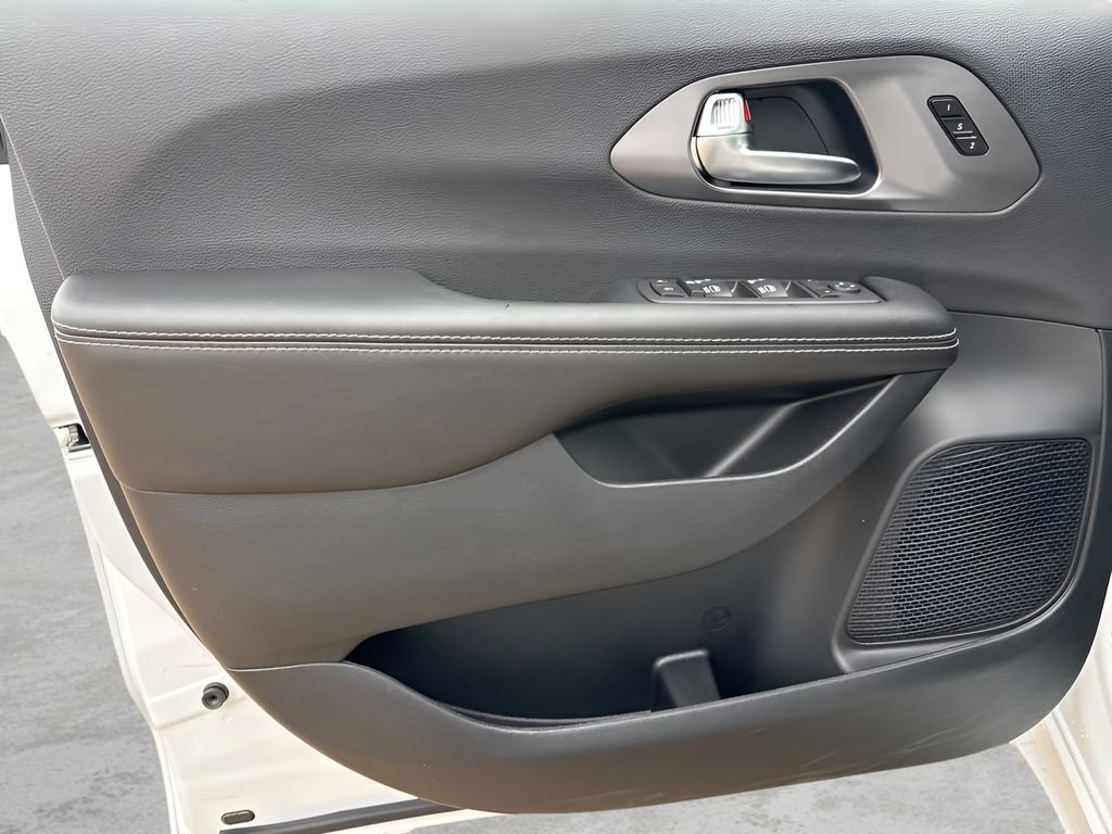 New 2026 Chrysler Pacifica Select AWD/4WD image 25