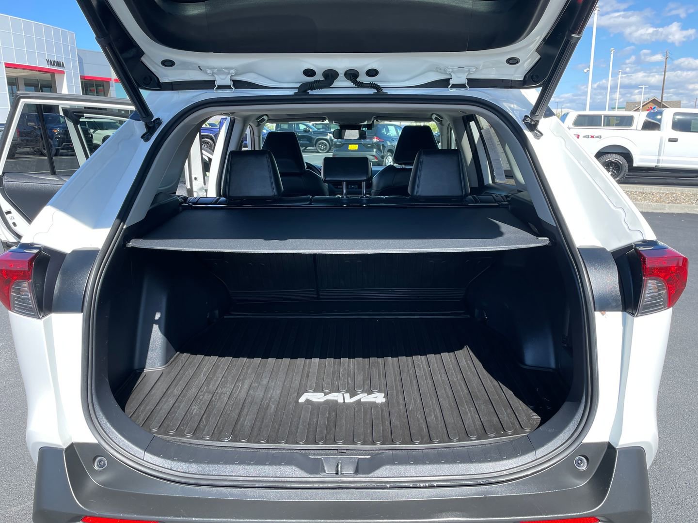 Used 2019 Toyota RAV4 XLE Premium w/ Cold Weather Package AWD/4WD image 29