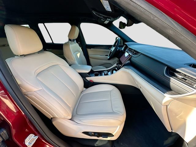 Used 2025 Jeep Grand Cherokee Limited w/ Luxury Tech Group II image 29