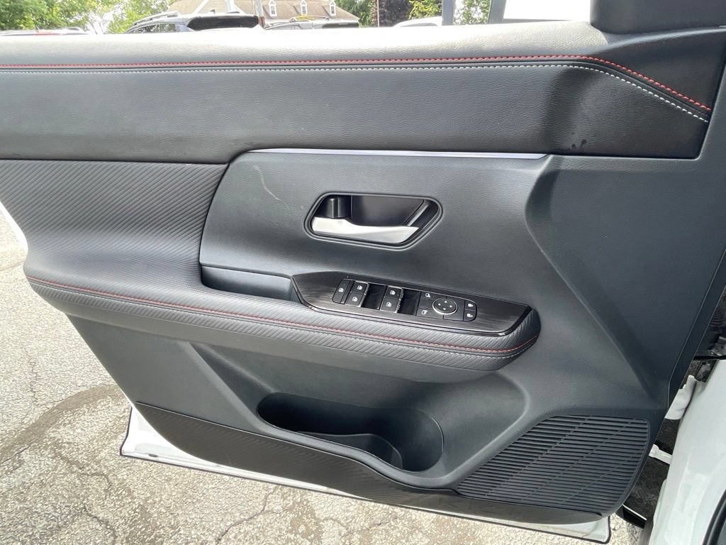 Used 2025 Nissan Kicks SR AWD/4WD image 9
