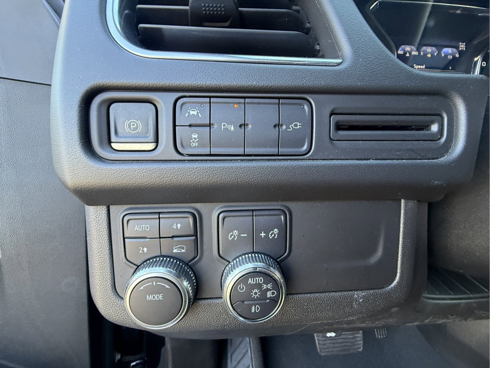 Used 2021 GMC Yukon SLT w/ SLT Premium Package image 27