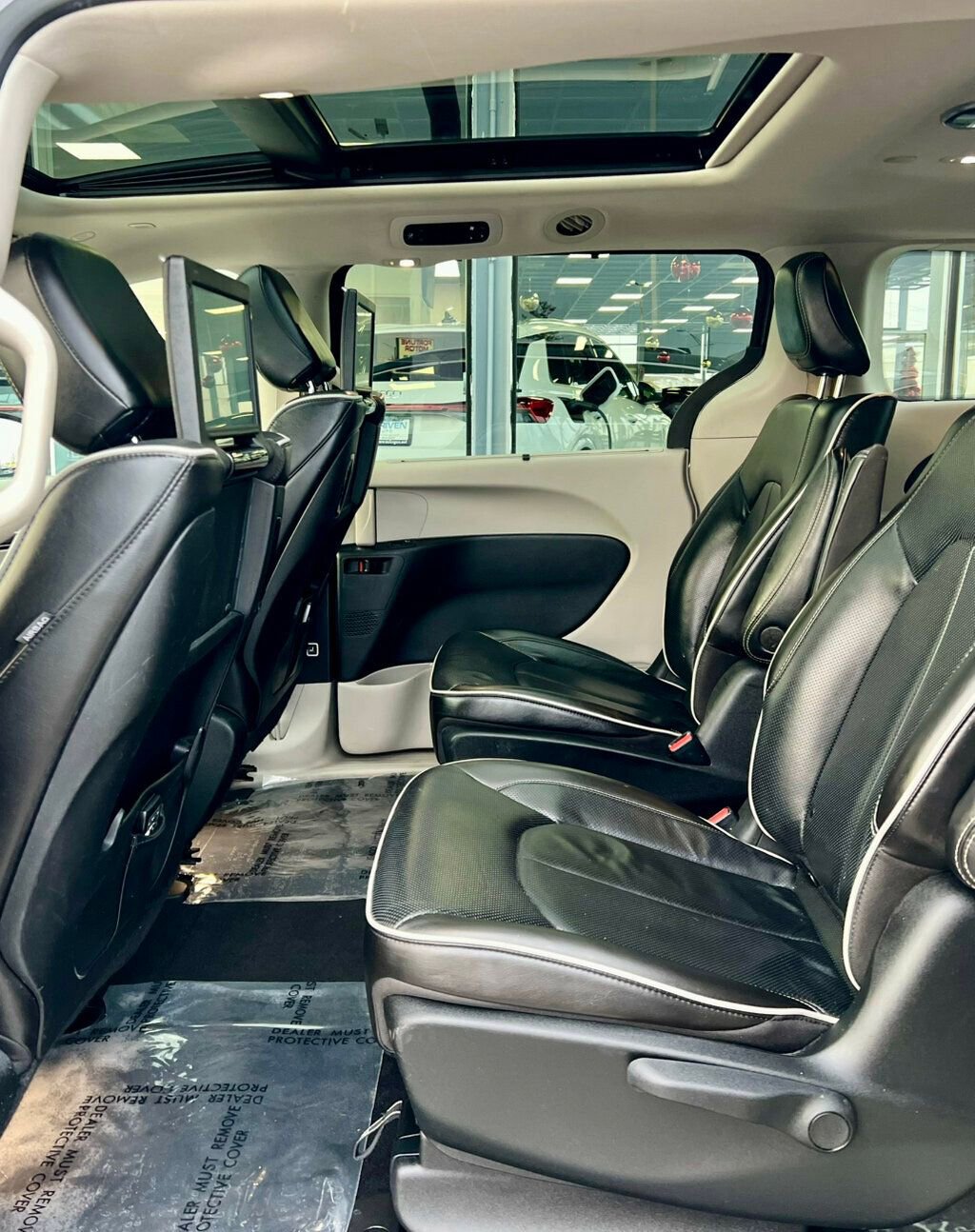 Used 2021 Chrysler Pacifica Limited w/ Uconnect Theater Family Group image 15