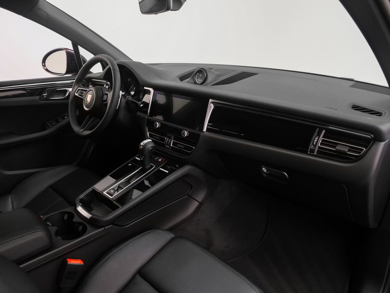 Certified 2025 Porsche Macan AWD/4WD image 22