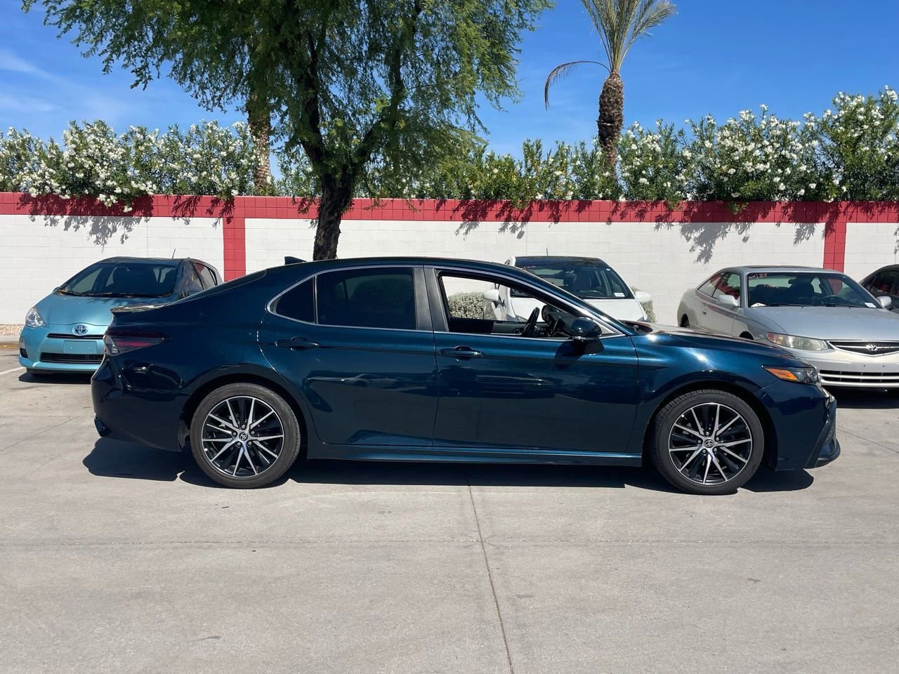 Used 2021 Toyota Camry SE w/ Convenience Package image 3