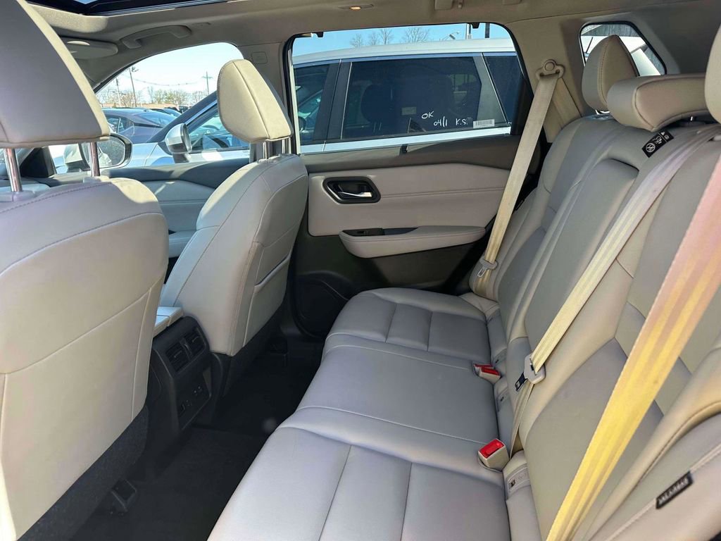 Used 2023 Nissan Rogue SL w/ SL Premium Package image 9