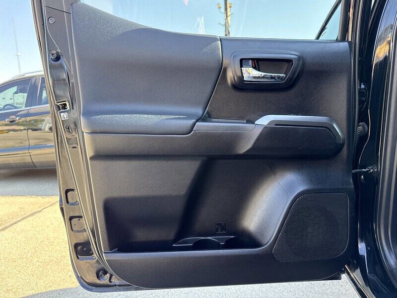 Used 2019 Toyota Tacoma TRD Sport image 17