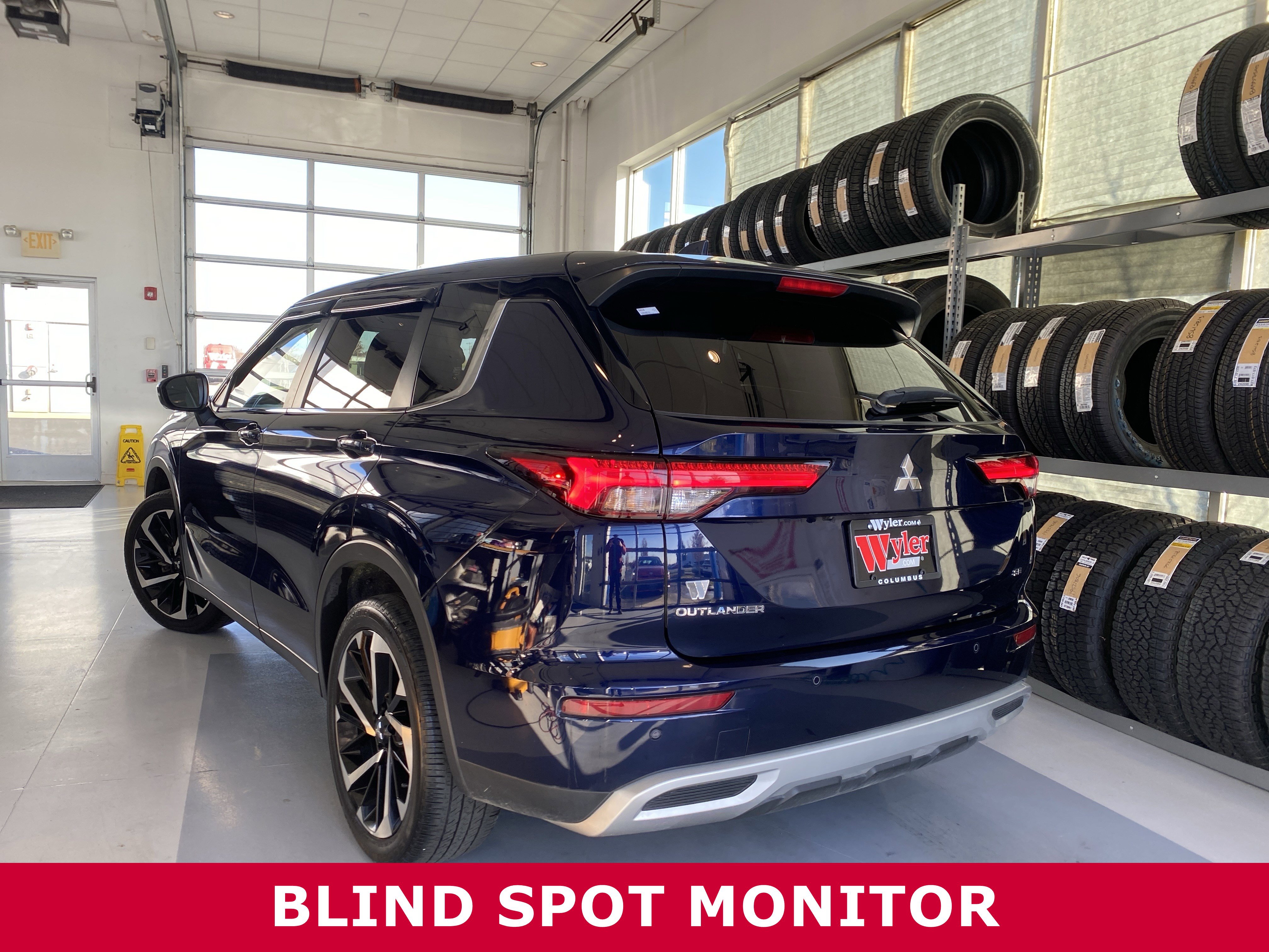 Used 2023 Mitsubishi Outlander SE image 3