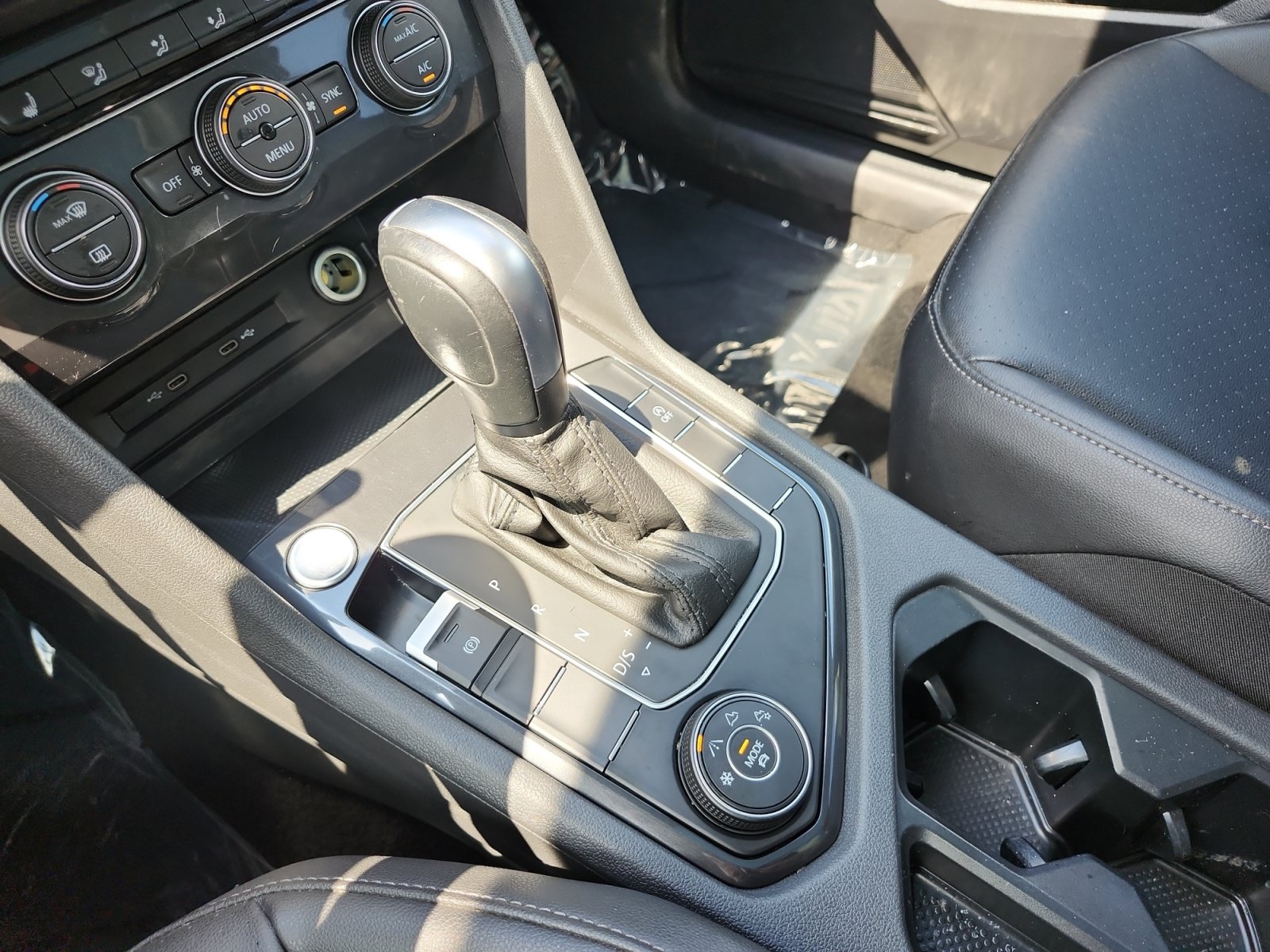 Used 2020 Volkswagen Tiguan SEL AWD/4WD image 22