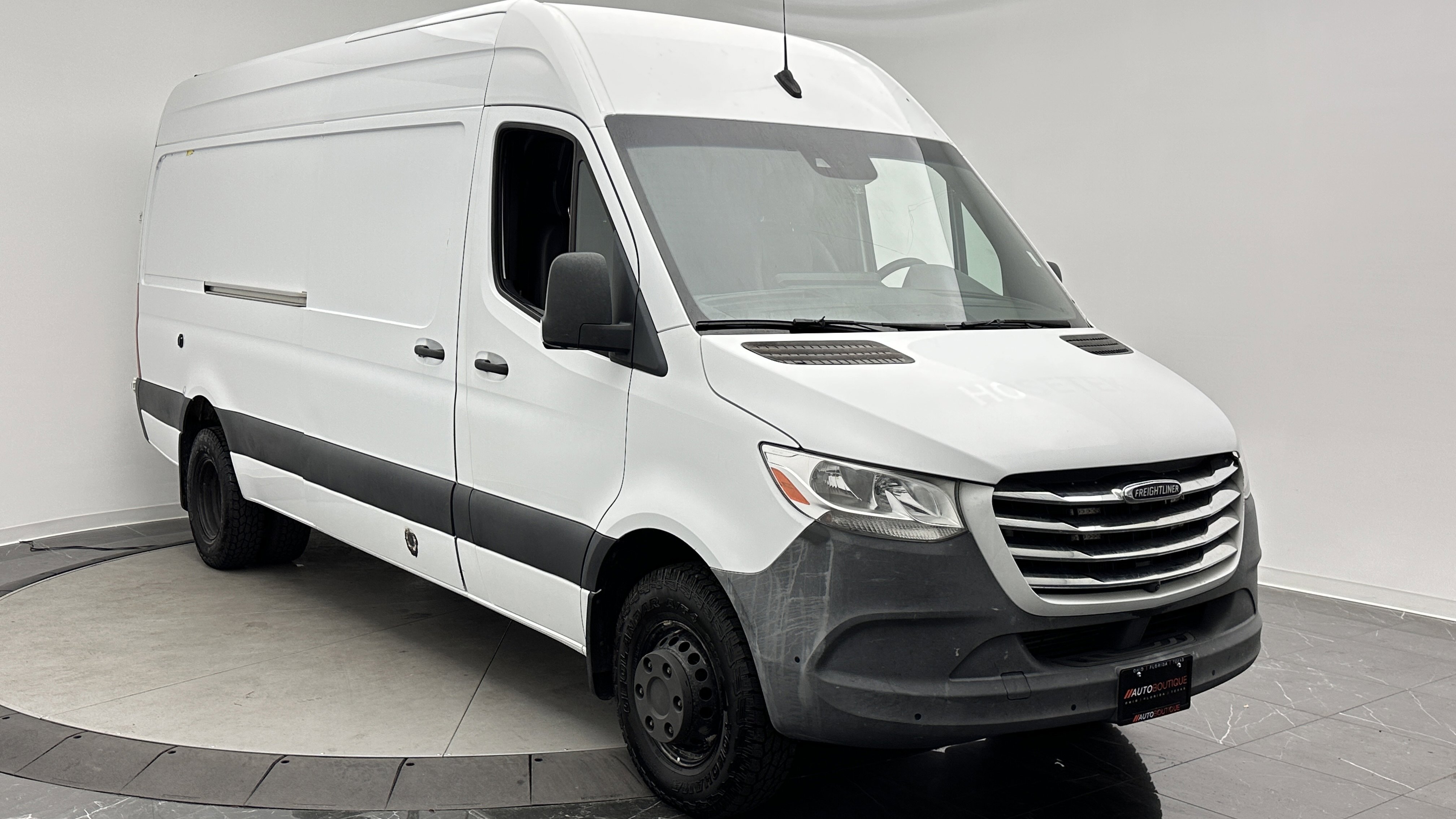 Used 2020 Freightliner Sprinter 3500 RWD image 3