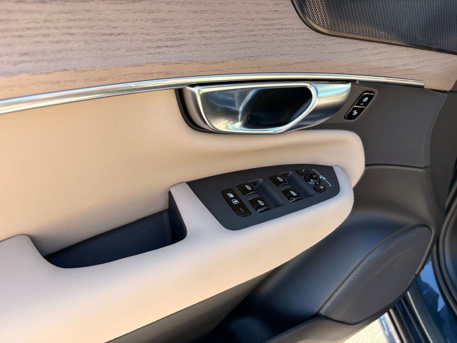 New 2026 Volvo XC90 B6 Plus w/ Protection Package image 12