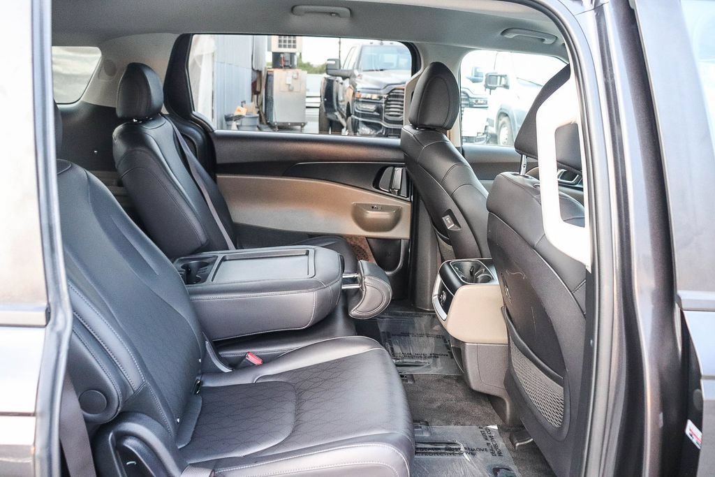 Used 2025 Kia Carnival FWD image 18