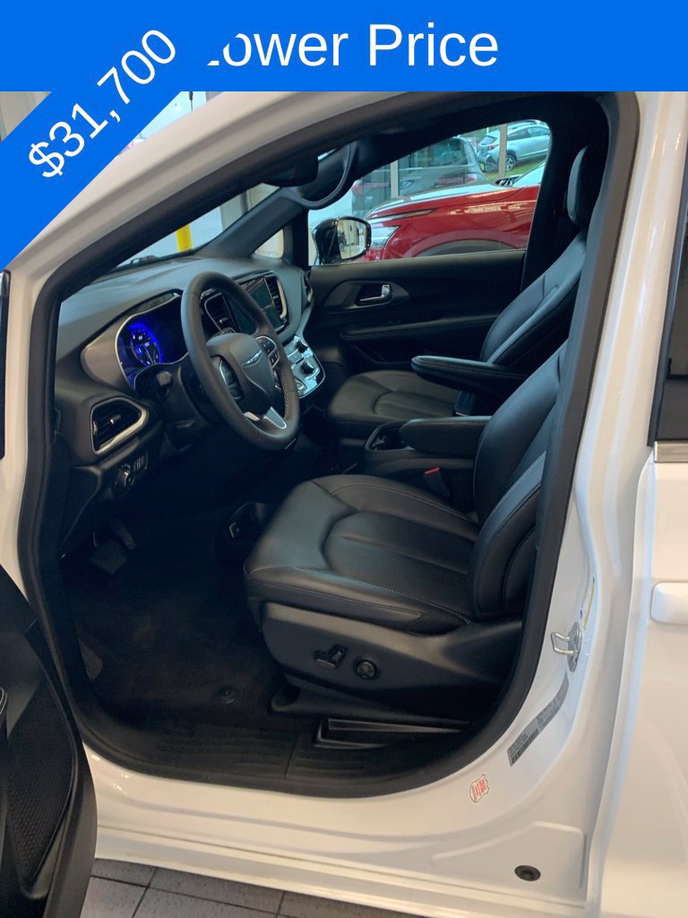 Used 2026 Chrysler Pacifica Select FWD image 3