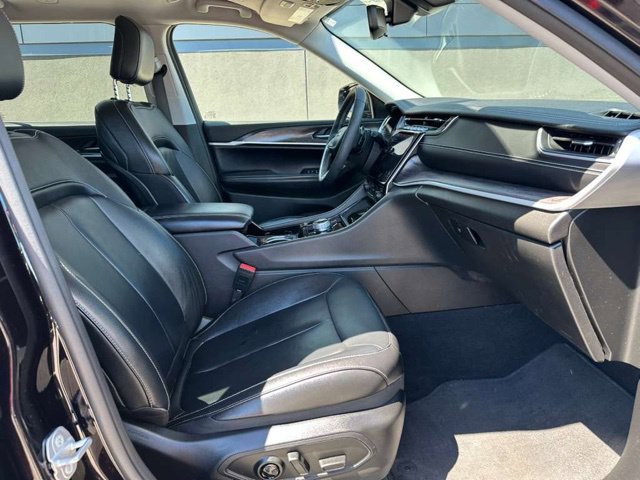 Used 2023 Jeep Grand Cherokee L Limited w/ Black Appearance Package AWD/4WD image 9
