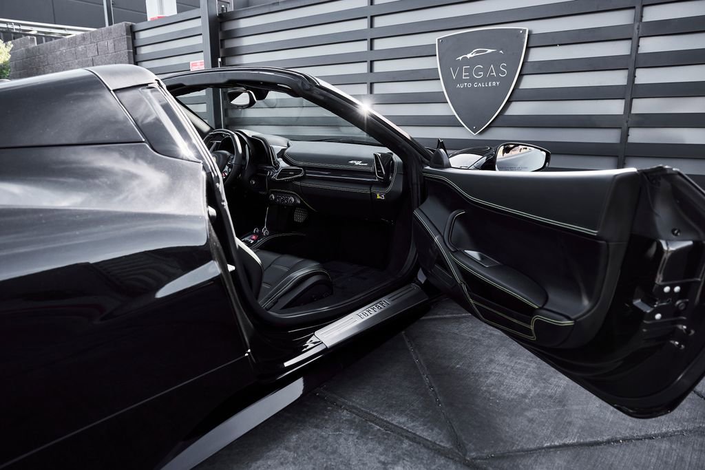 Used 2015 Ferrari 458 Spider RWD image 33