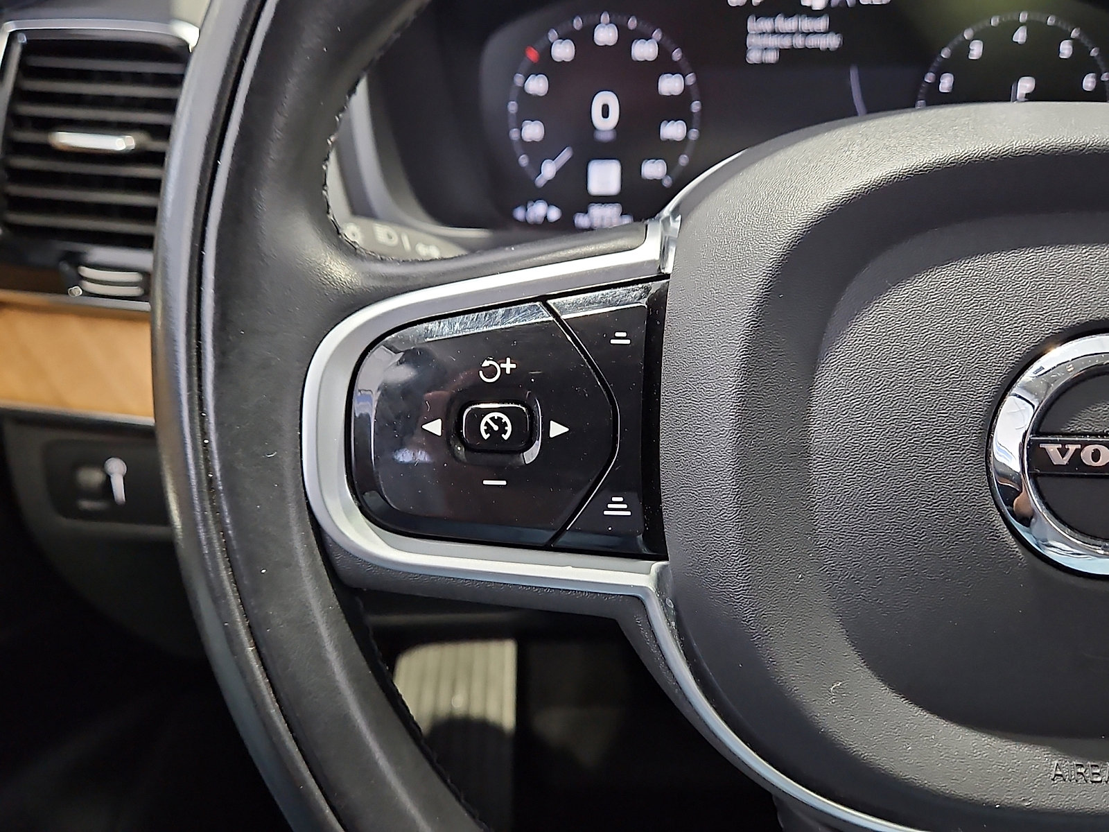 Used 2022 Volvo XC90 T6 Momentum AWD/4WD image 18