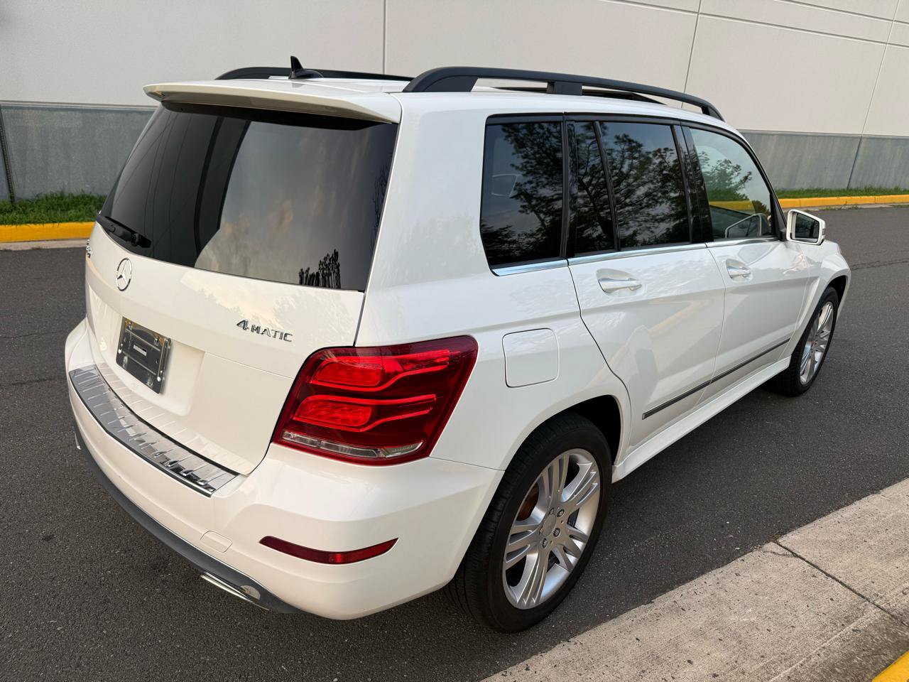 Used 2013 Mercedes-Benz GLK 350 4MATIC image 4