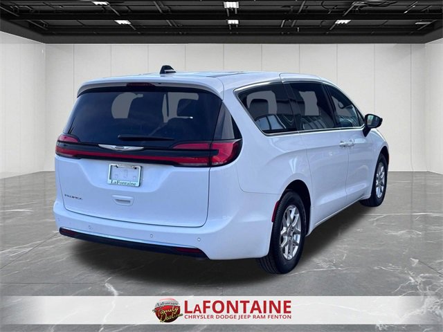 Used 2025 Chrysler Pacifica Select image 5