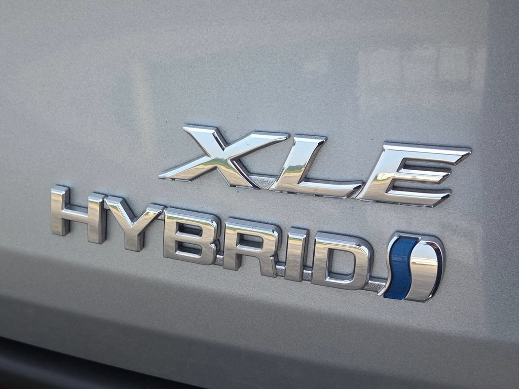 Used 2024 Toyota Sienna XLE FWD image 28