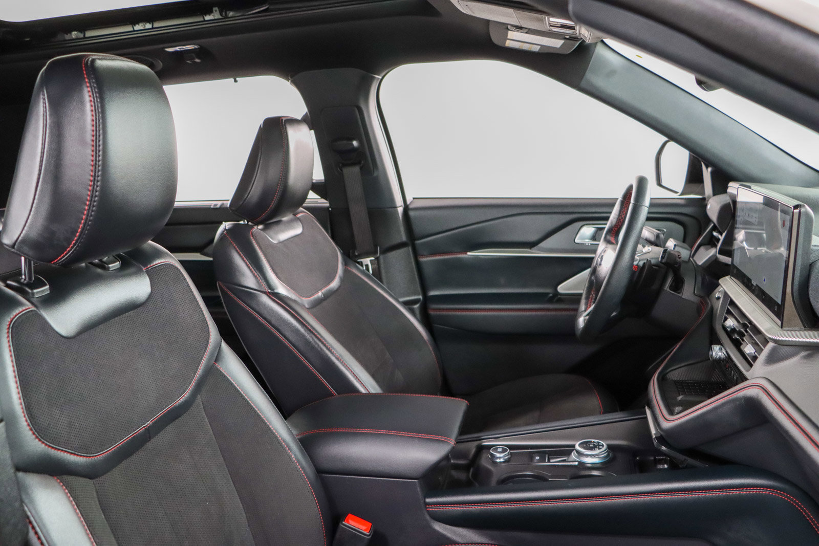 Used 2025 Ford Explorer ST AWD/4WD image 28