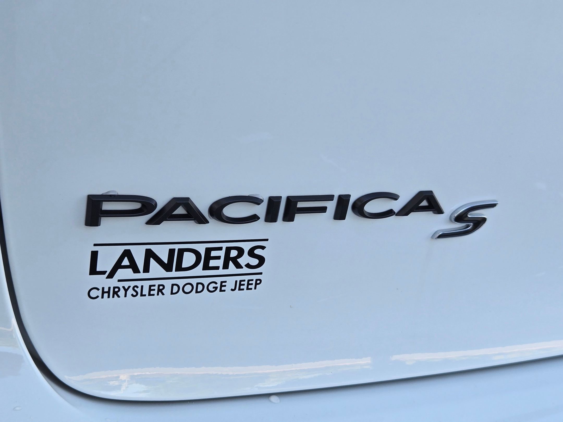 New 2026 Chrysler Pacifica Limited w/ Uconnect Theater Family Group image 25