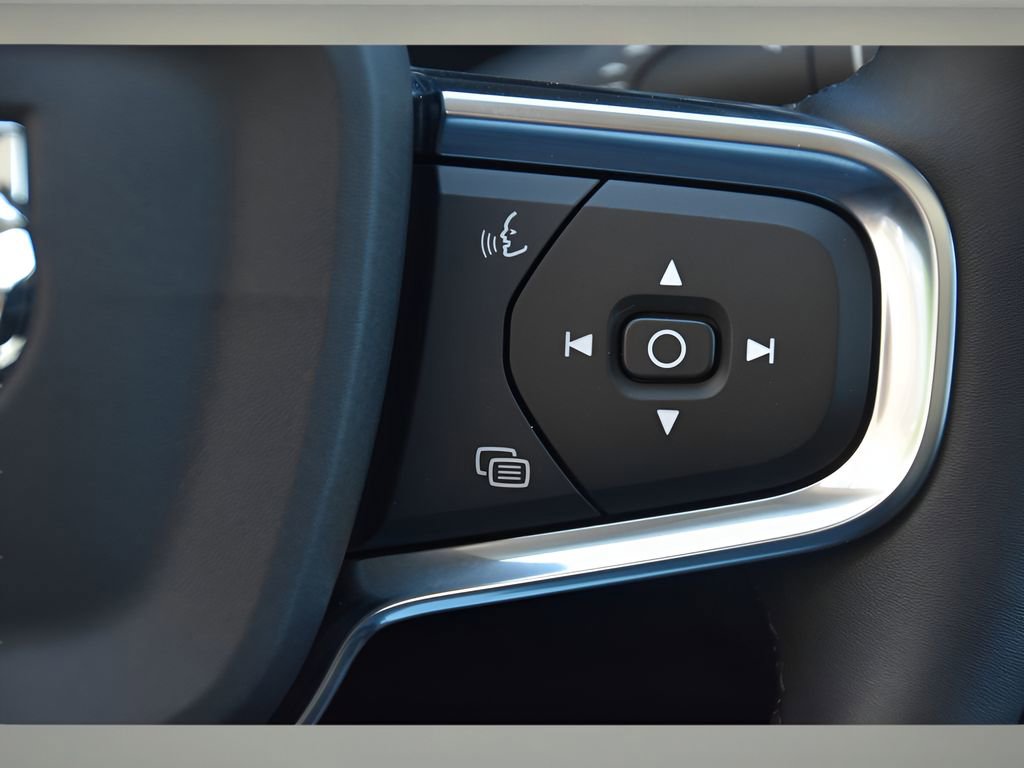 Used 2025 Volvo XC40 B5 Plus w/ Protection Package Premier image 27