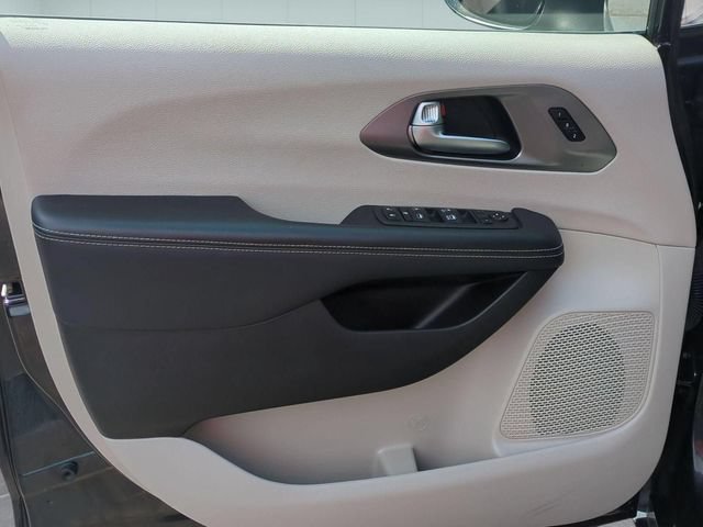 Used 2023 Chrysler Pacifica Touring-L FWD image 13
