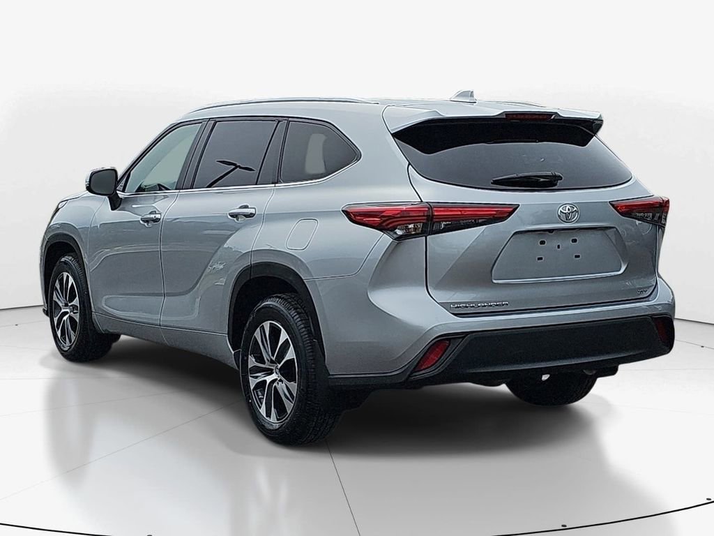 Used 2023 Toyota Highlander XLE FWD image 8
