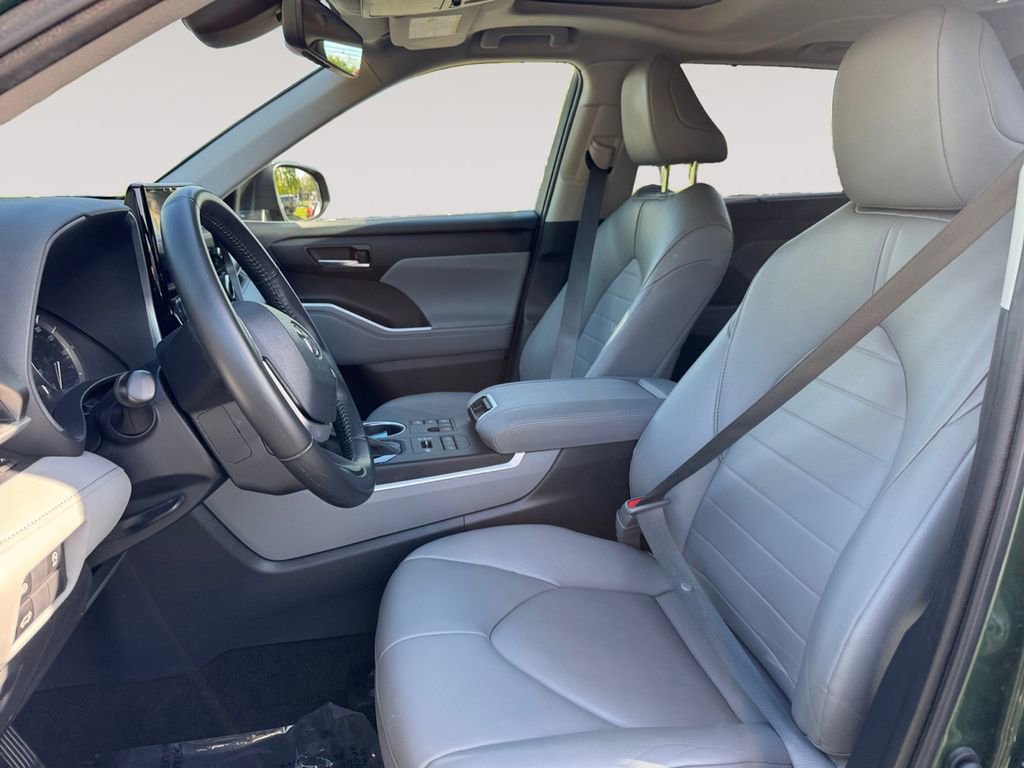 Used 2023 Toyota Highlander XLE AWD/4WD image 9